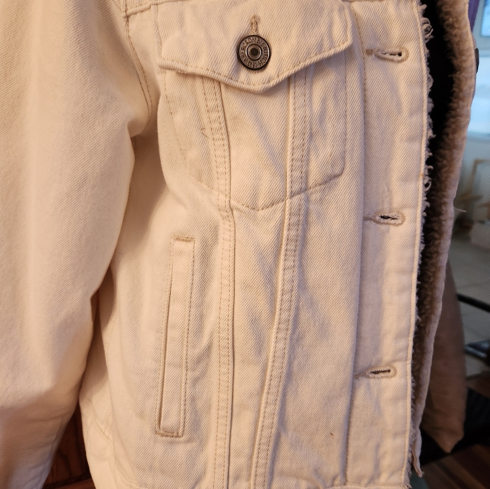 Abercrombie & Fitch white denim jacket with sherpa lining,,, NWOT - Picture 2 of 6
